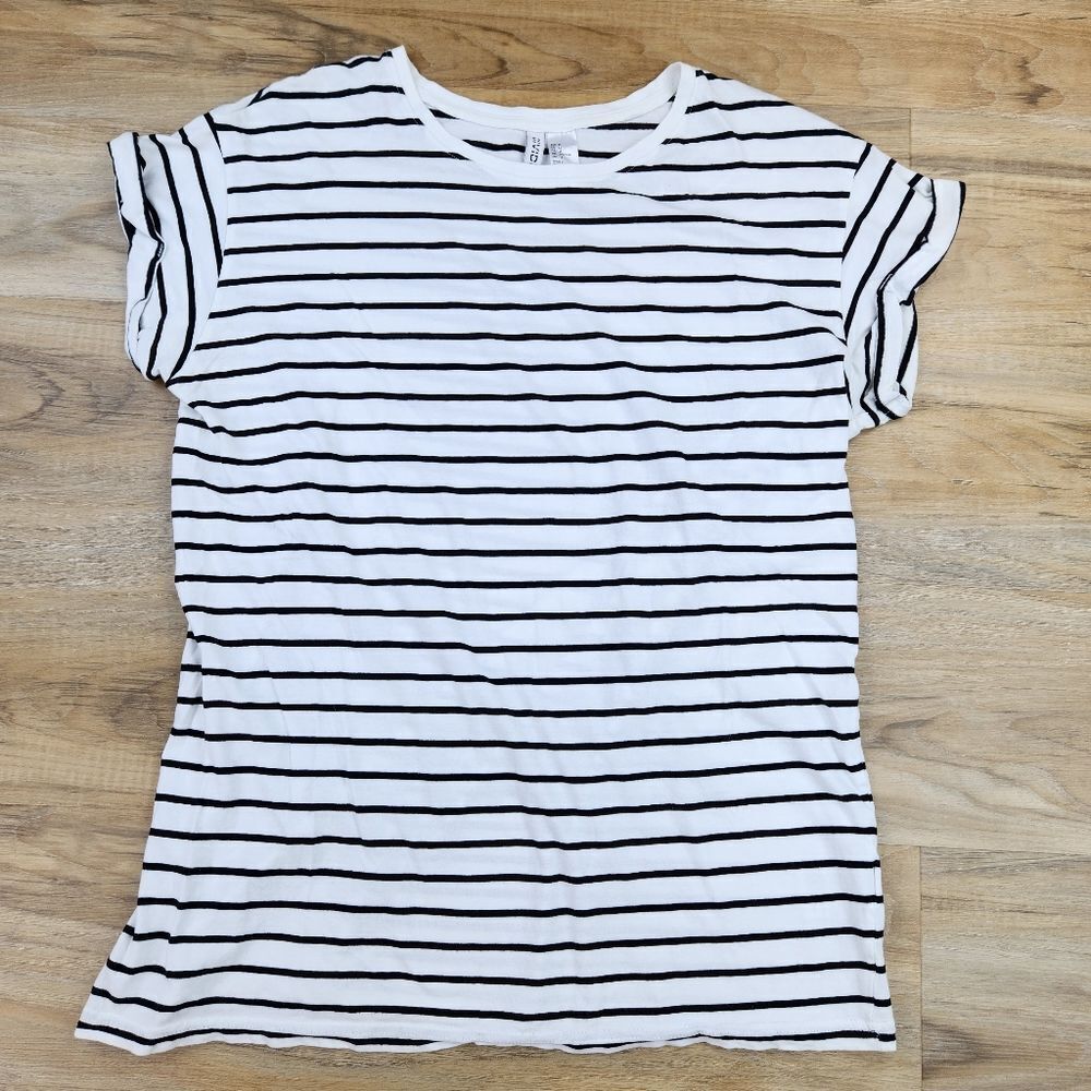 🍑H&M Divided Black & White Stripe Cuffed Short Sleeve Top Medium